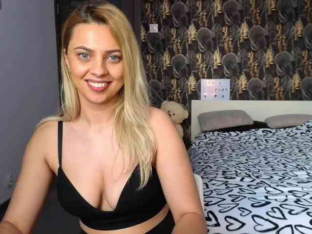 CarlaStaceeFun webcam