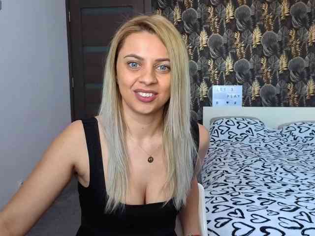 CarlaStaceeFun webcam