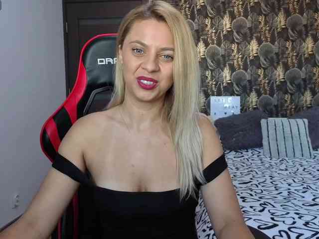 CarlaStaceeFun webcam