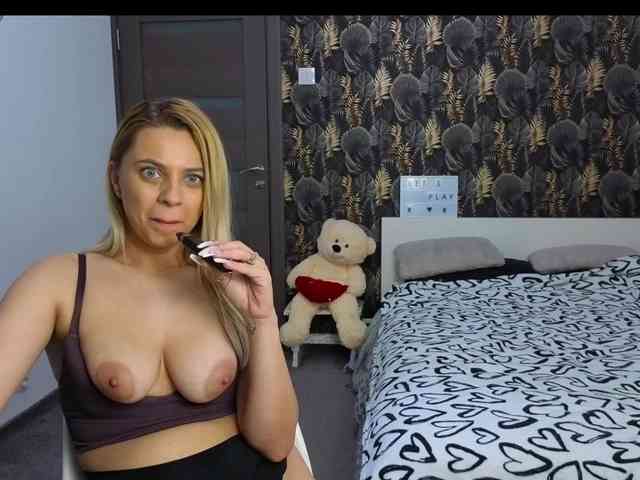 CarlaStaceeFun webcam