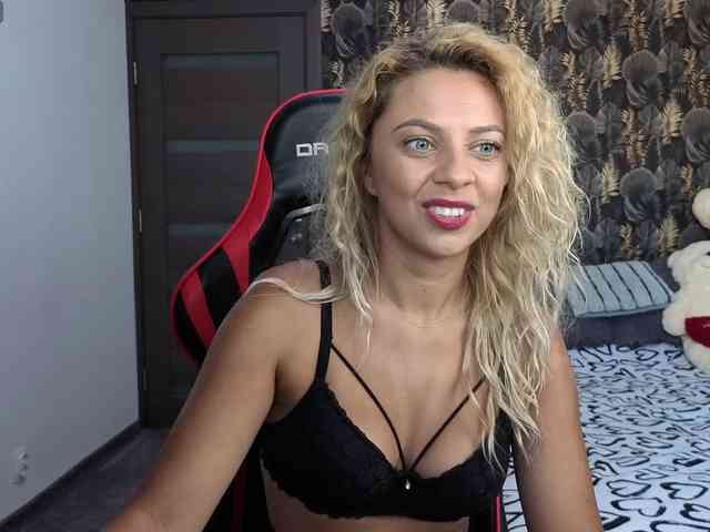 CarlaStaceeFun webcam