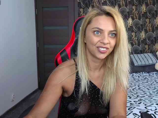 CarlaStaceeFun webcam