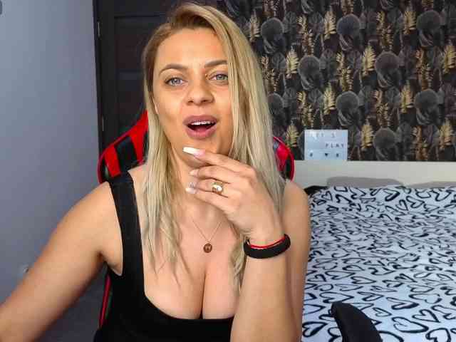 CarlaStaceeFun webcam