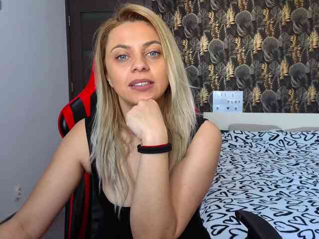 CarlaStaceeFun webcam