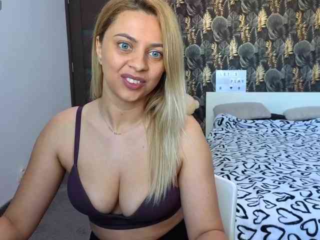CarlaStaceeFun webcam