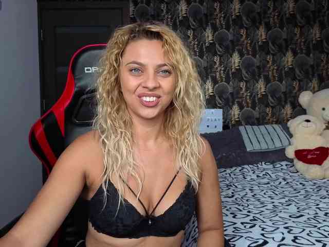 CarlaStaceeFun webcam