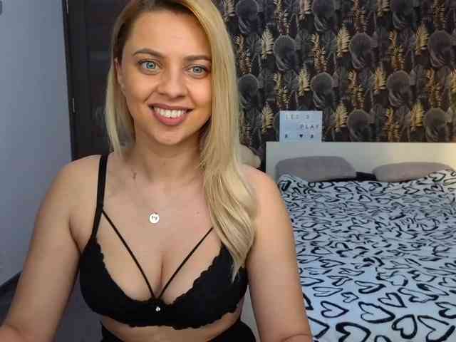 CarlaStaceeFun webcam