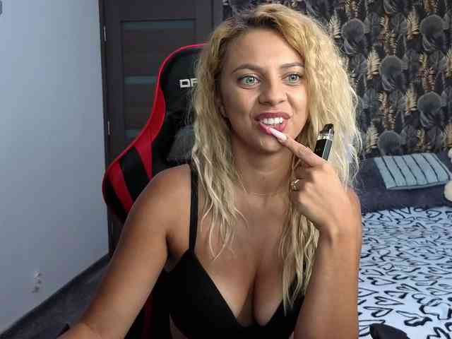 CarlaStaceeFun webcam