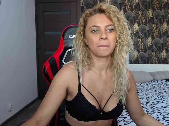 CarlaStaceeFun webcam