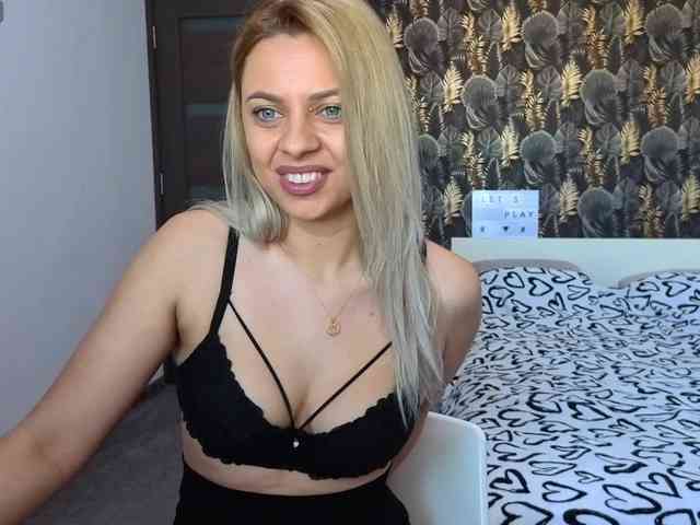 CarlaStaceeFun webcam