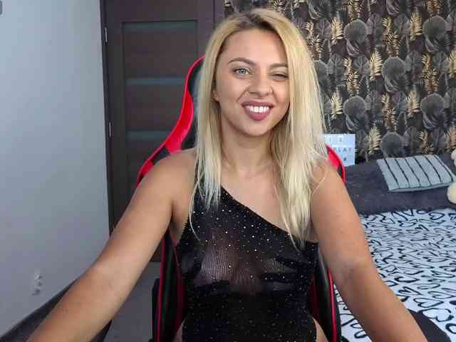 CarlaStaceeFun webcam