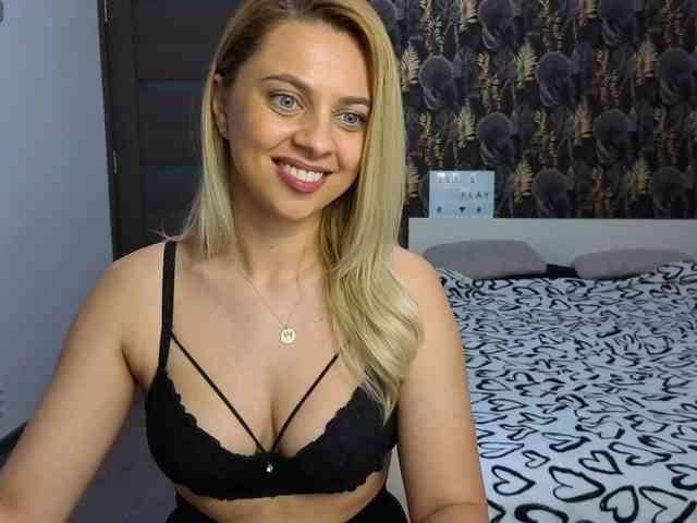 CarlaStaceeFun webcam