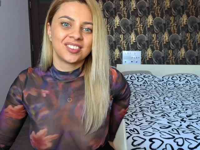 CarlaStaceeFun webcam