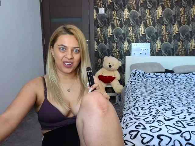 CarlaStaceeFun webcam