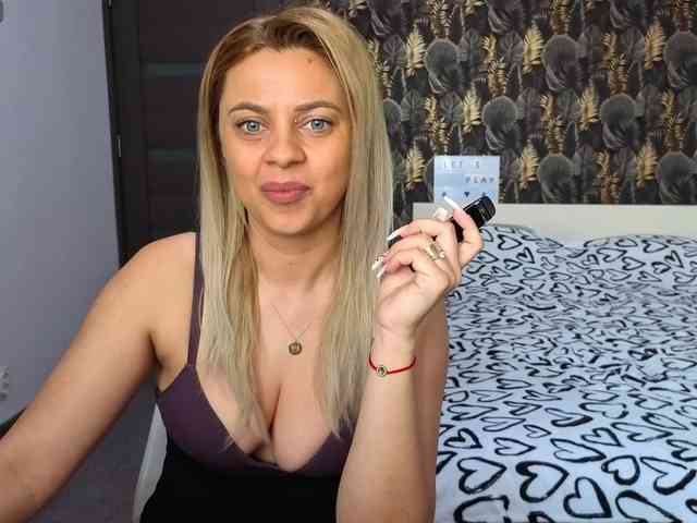 CarlaStaceeFun webcam