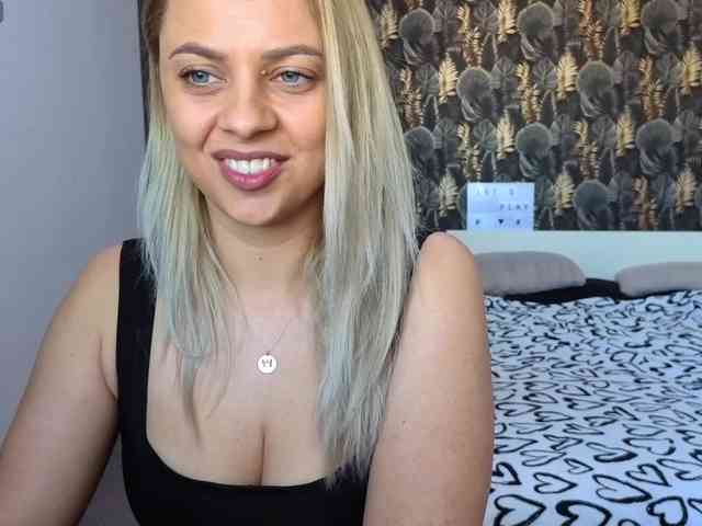 CarlaStaceeFun webcam