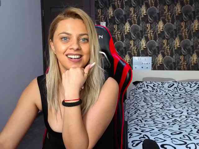 CarlaStaceeFun webcam