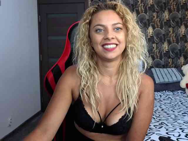 CarlaStaceeFun webcam