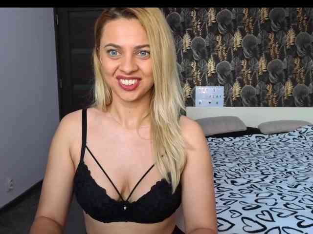 CarlaStaceeFun webcam