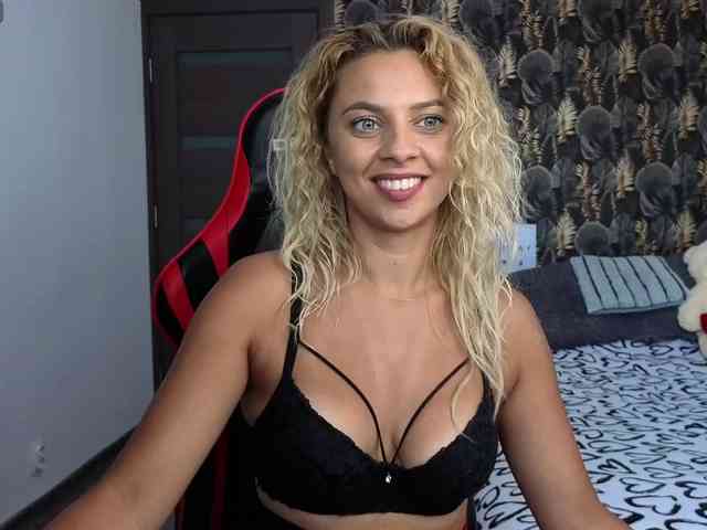 CarlaStaceeFun webcam