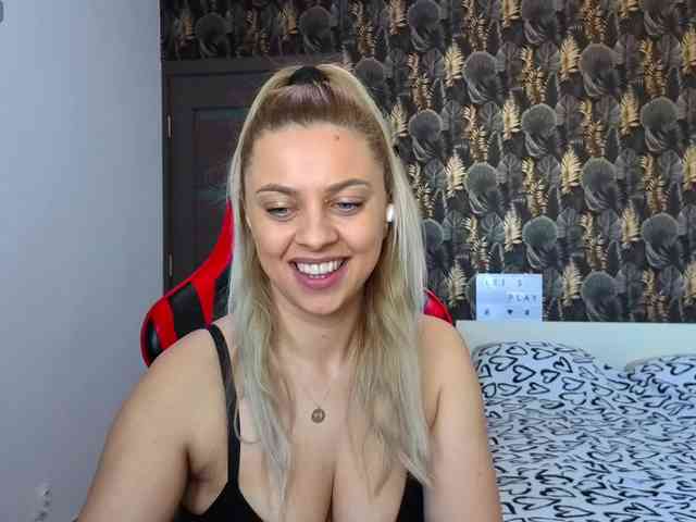 CarlaStaceeFun webcam