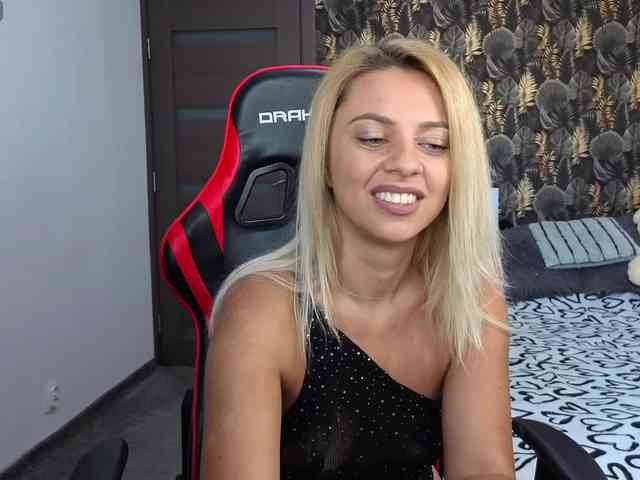 CarlaStaceeFun webcam