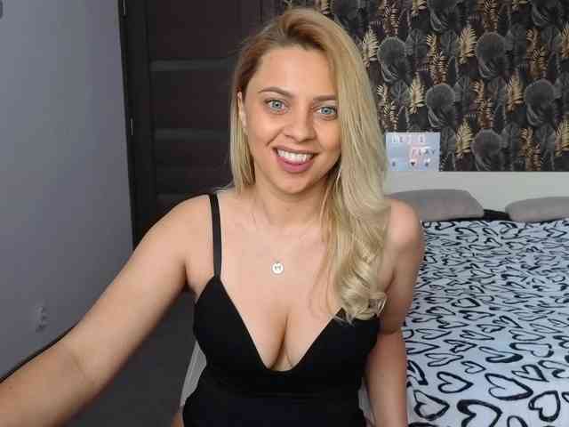 CarlaStaceeFun webcam