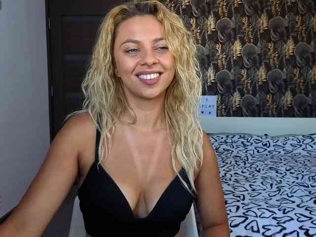 CarlaStaceeFun webcam