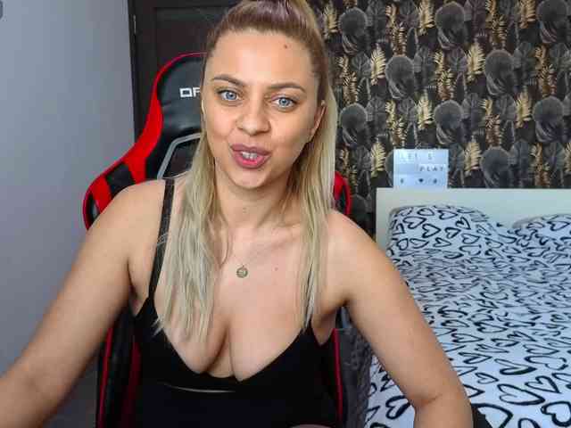 CarlaStaceeFun webcam