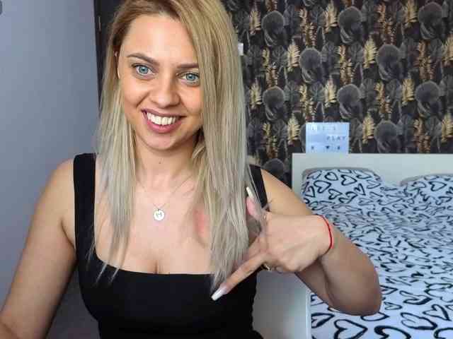 CarlaStaceeFun webcam