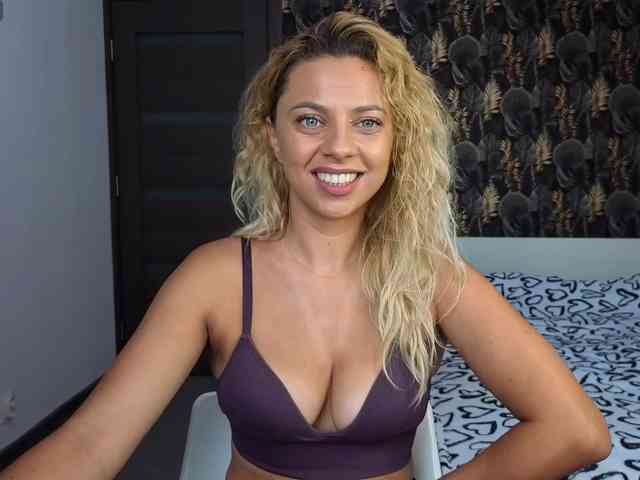 CarlaStaceeFun webcam