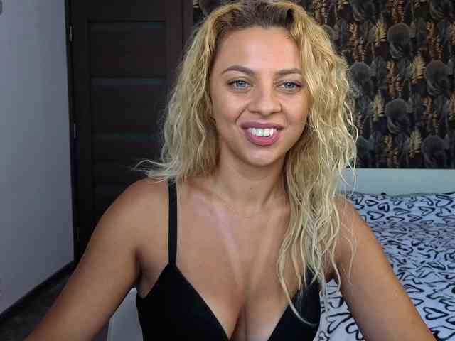 CarlaStaceeFun webcam