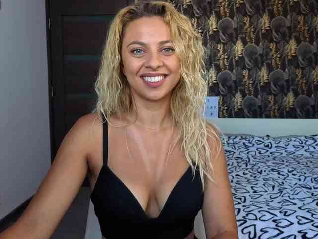 CarlaStaceeFun webcam