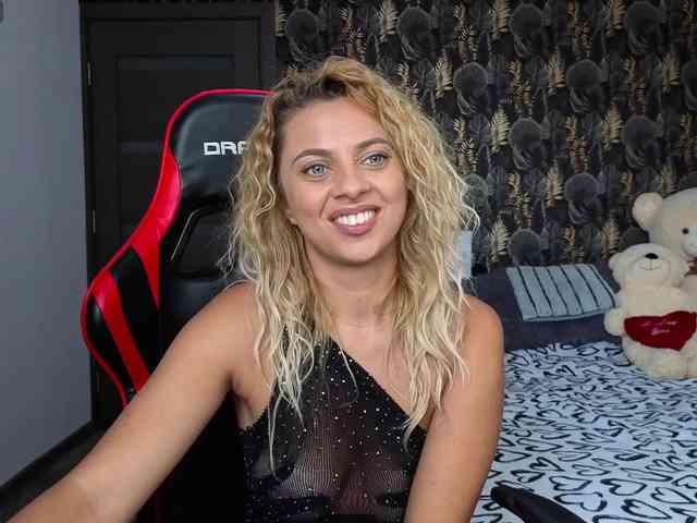 CarlaStaceeFun webcam