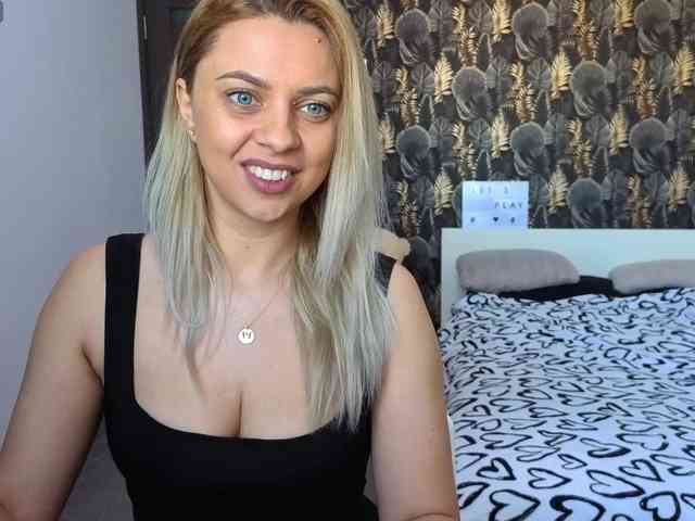 CarlaStaceeFun webcam