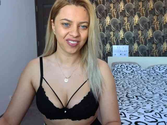 CarlaStaceeFun webcam