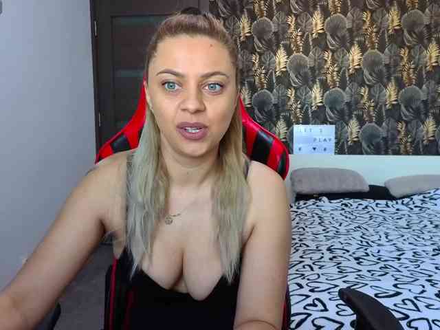 CarlaStaceeFun webcam