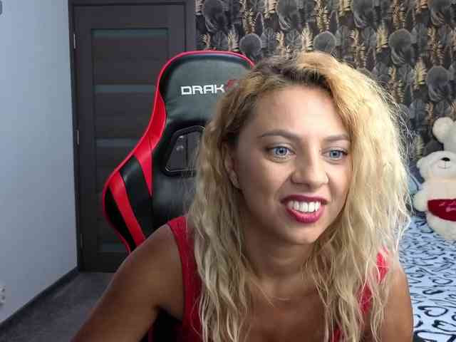 CarlaStaceeFun webcam