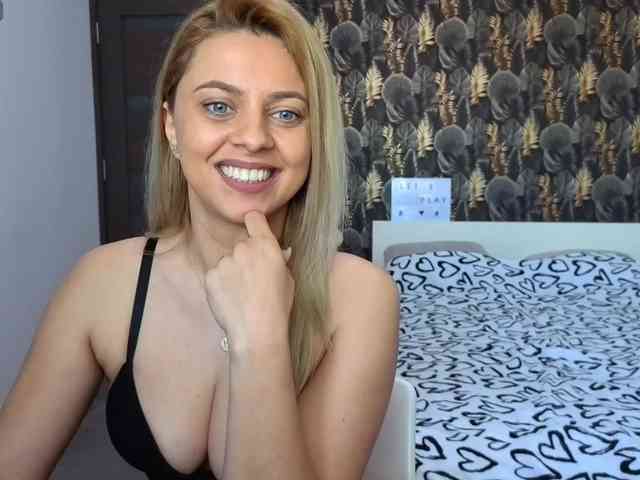 CarlaStaceeFun webcam