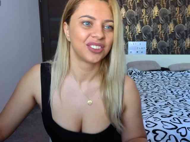 CarlaStaceeFun webcam