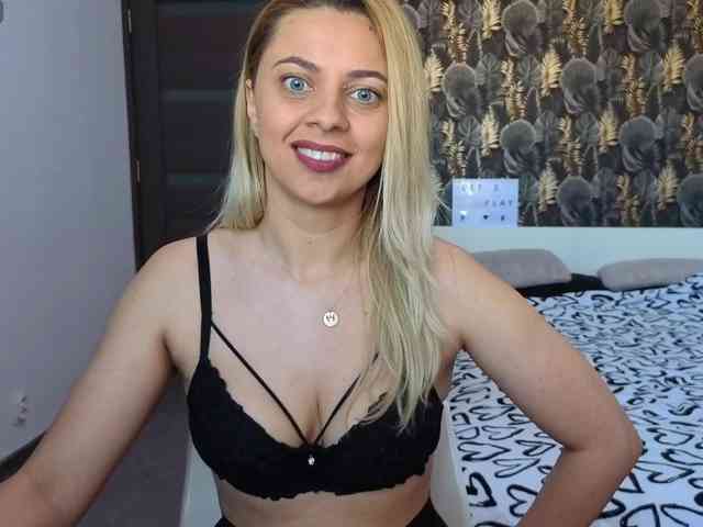 CarlaStaceeFun webcam