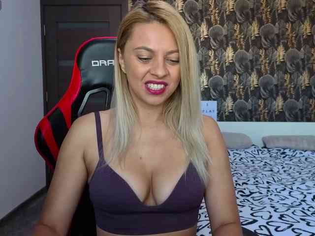 CarlaStaceeFun webcam
