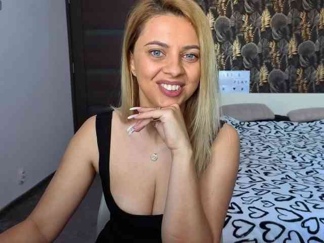 CarlaStaceeFun webcam