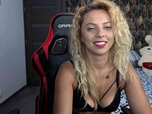 CarlaStaceeFun webcam