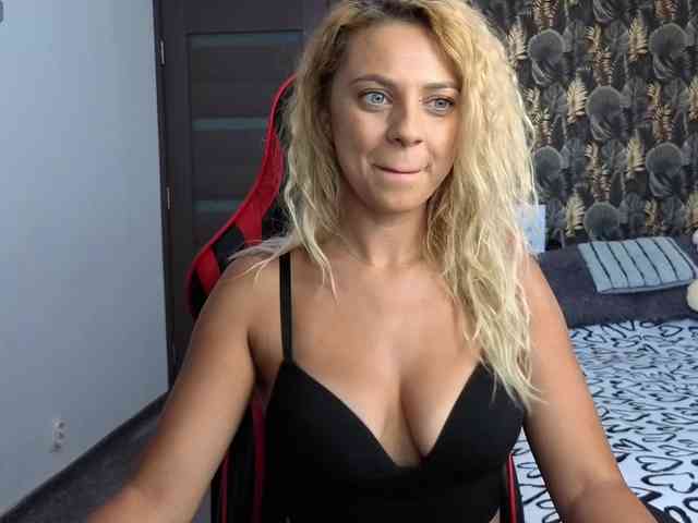 CarlaStaceeFun webcam