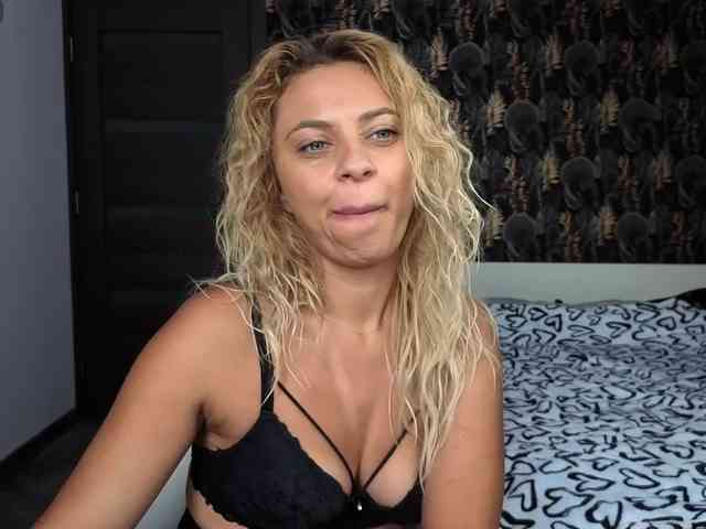 CarlaStaceeFun webcam