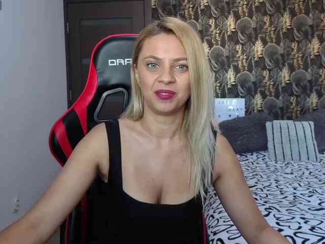 CarlaStaceeFun webcam