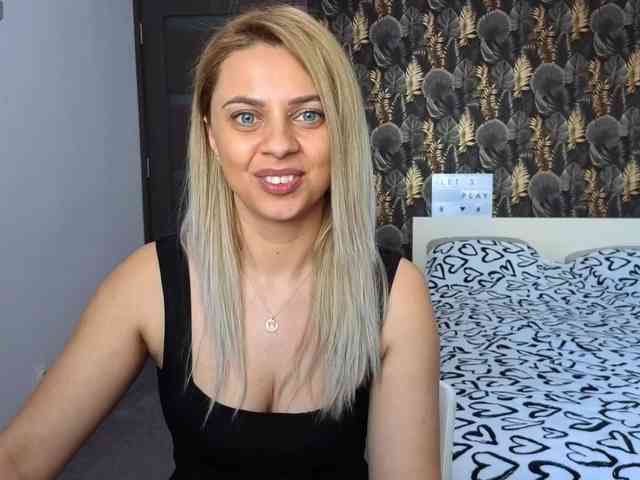 CarlaStaceeFun webcam