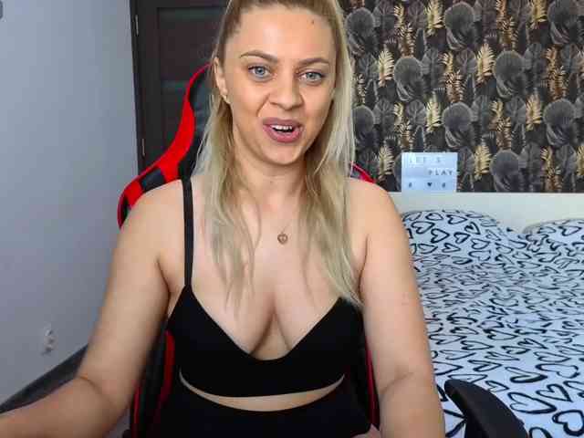 CarlaStaceeFun webcam