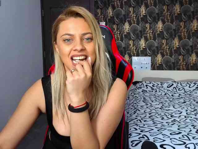 CarlaStaceeFun webcam